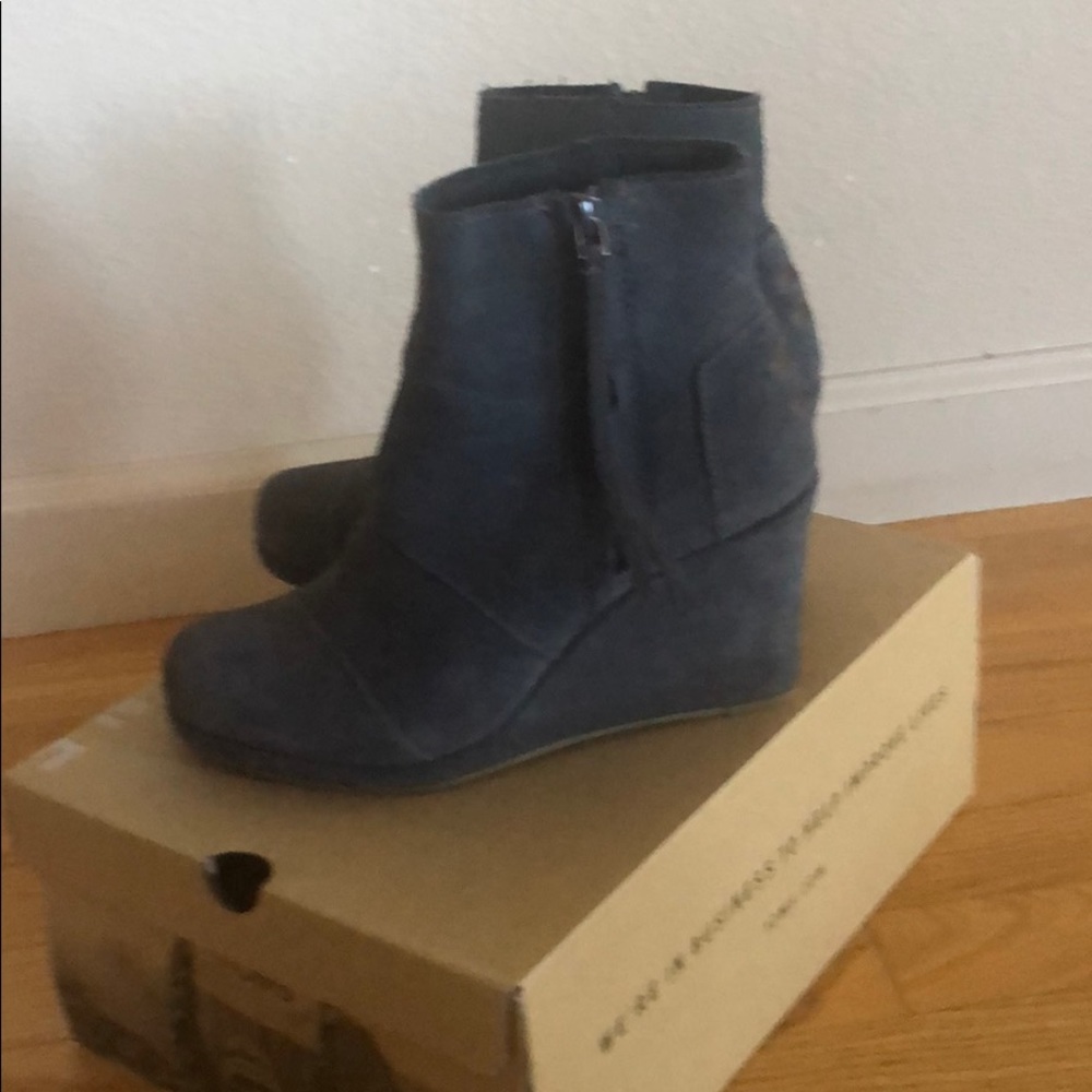 TOMS desert wedge high. Dark gray 6